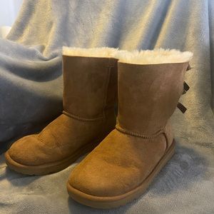 Ugg Bailey Bow boots - chestnut- size 6 big kids